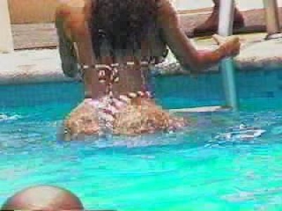 Lányok! Így kell kijönni a medencéből! :)