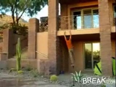 felakart ugrani vagy ilyen rugással az ajtót berugni?