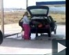 Szőke nő mossa az autóját