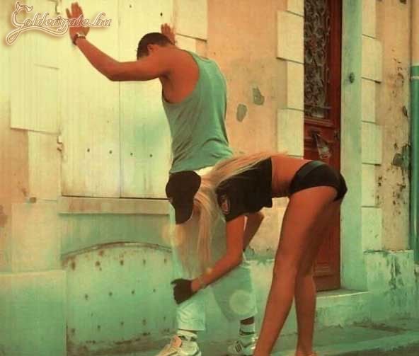 Kezeket a falhoz, lábakat szét...