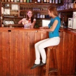 Leszbi csajok a bárpultnál - 1. kép