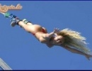 Így még többen néznék a bungee jumping-ot. Csak nehogy nagyon megijedjen a hölgy! :)