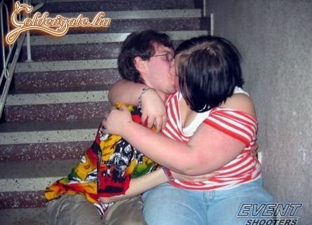 Az az erős, férfias ölelés!