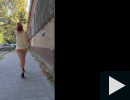 Utcai séta alig ruhában 