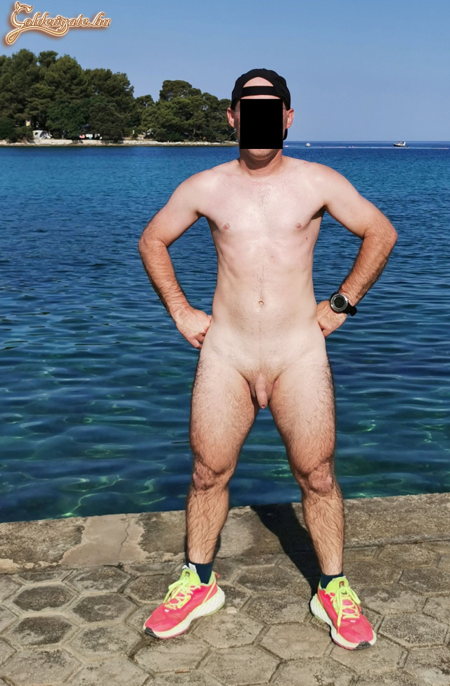 Nudista futás a naturista paradicsomban nyáron - 1. kép