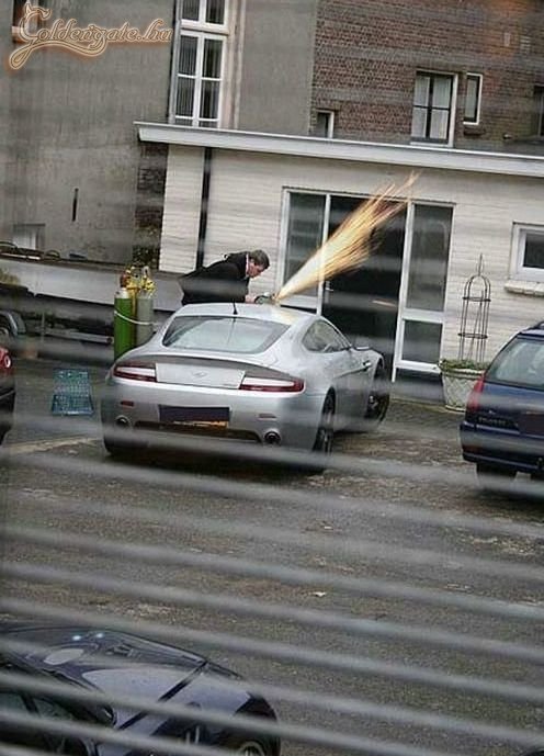 Így csinálják a szakszervízben is...