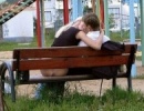 Nézd anyu! A néni és a bácsi szeretik egymást!