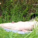 Fűbe fekve csupaszon - 5. kép