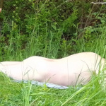 Fűbe fekve csupaszon - 6. kép