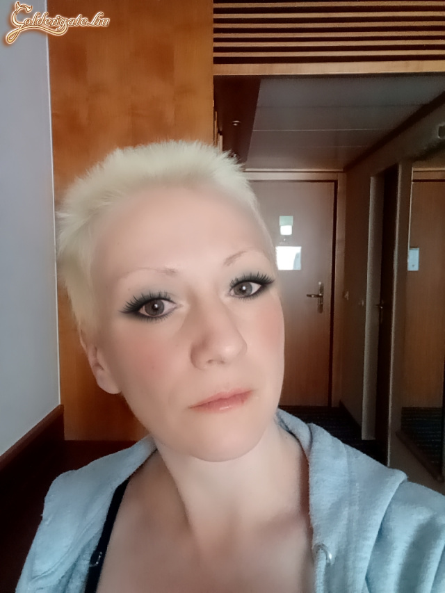 busty girl - 18. kép