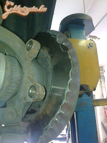 valami zaj jön előről