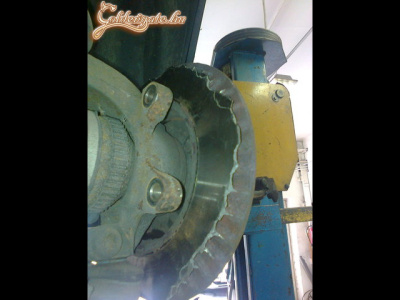 valami zaj jön előről