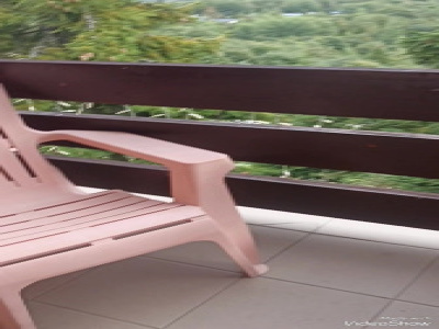 Nyilvános önkielégítés csokival 