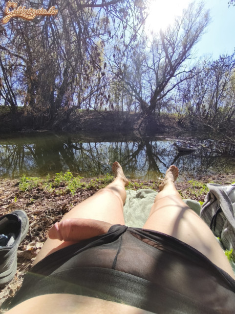 Egy kis napozás a vízparton  - 3. kép