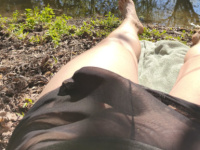 Egy kis napozás a vízparton 