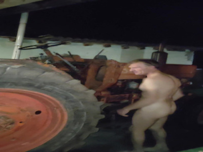 Meztelen traktoron 