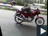 SMS-t írt motorozás közben