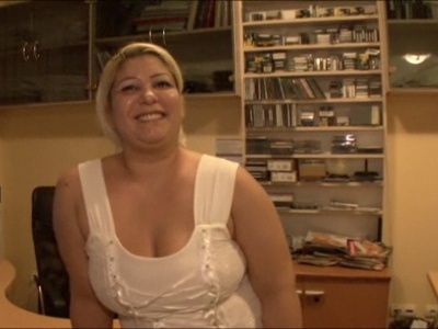 Juditta fekete fütyin dolgozik