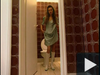 Egy gyors menet a lánykolesz wc-ben