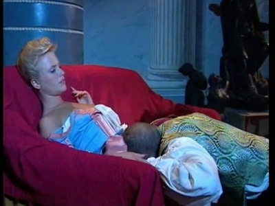 Szöszke egy nagy faszra tűzve