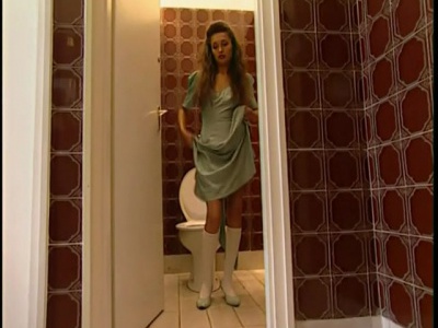 Egy gyors menet a lánykolesz wc-ben