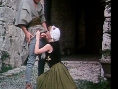 A kacér szobalány lelkesen cumizik