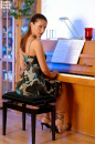 Kislány a zongoránál... - 4. kép